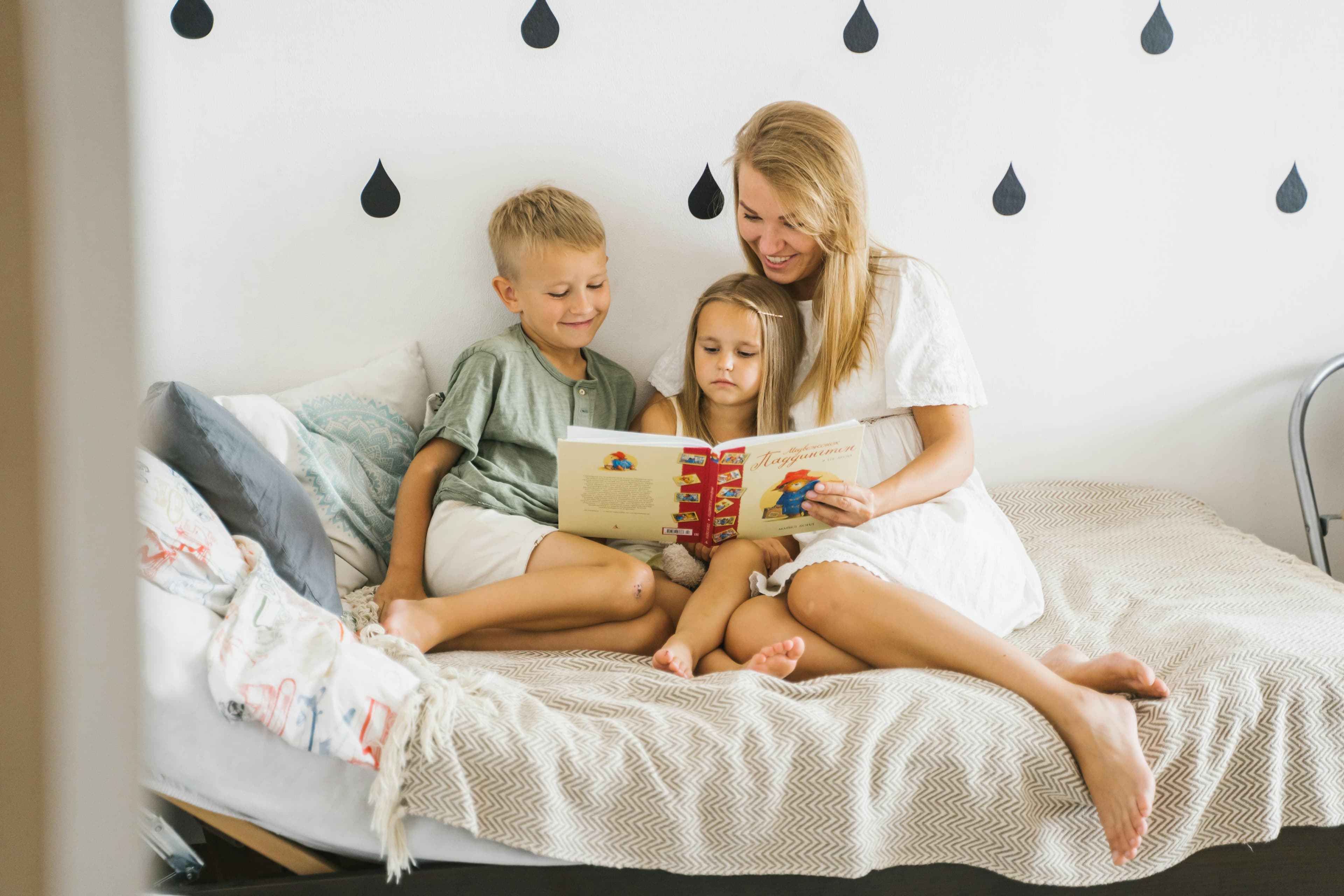 Mãe a ler para os filhos
